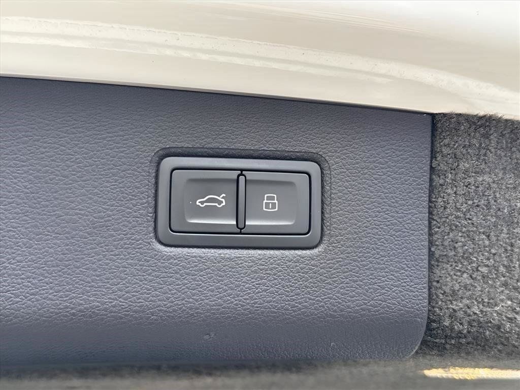 Used 2023 Bentley Bentayga AWD/4WD image 17