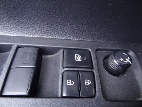 Used 2023 Toyota Corolla Cross XLE image 8