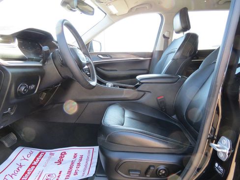 Used 2023 Jeep Grand Cherokee L Limited w/ Black Appearance Package image 8