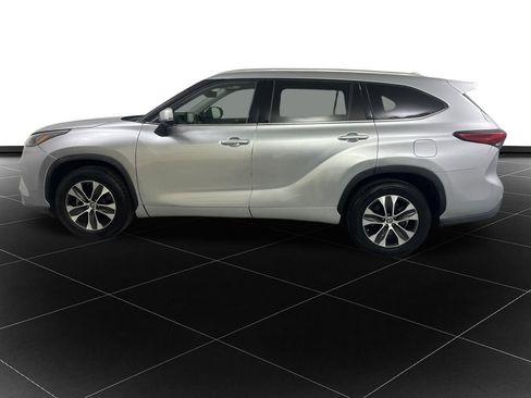 Used 2020 Toyota Highlander XLE image 2