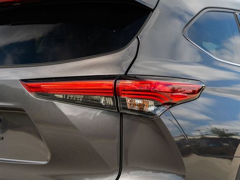 Used 2022 Toyota Highlander Limited FWD image 14