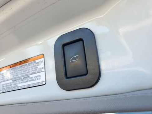 Certified 2016 Toyota Sienna SE FWD image 9