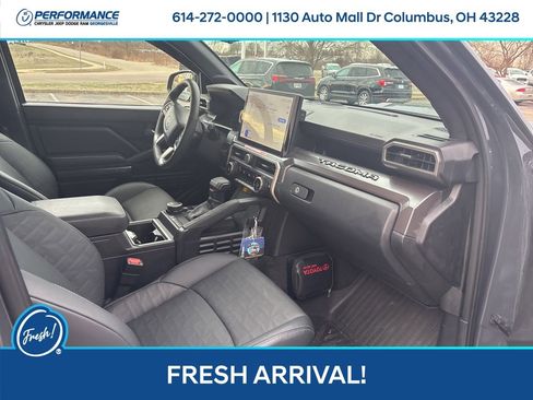 Used 2025 Toyota Tacoma TRD Sport image 18