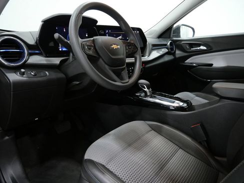 Used 2025 Chevrolet Trax LT FWD image 11