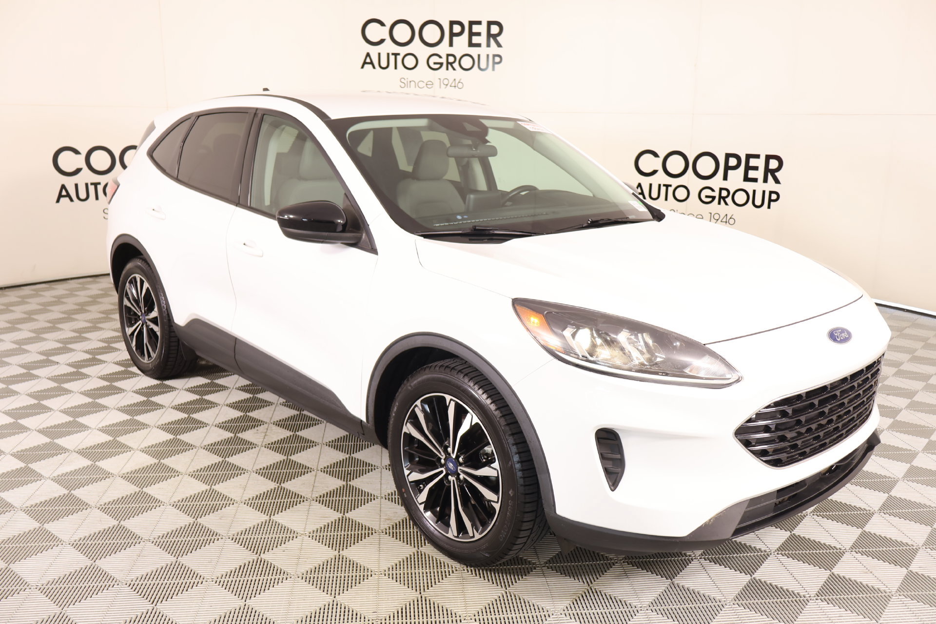 Used 2021 Ford Escape SE w/ SE Sport Appearance Package FWD image 1