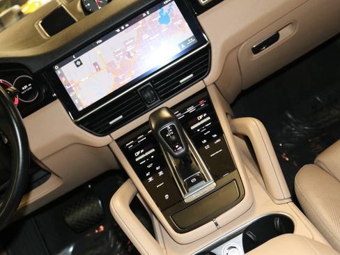 Used 2020 Porsche Cayenne Turbo AWD/4WD image 23