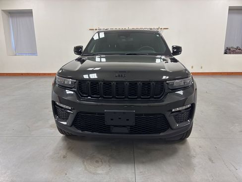 Used 2024 Jeep Grand Cherokee Limited w/ Black Appearance Package image 3