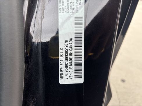 Used 2025 Chrysler Pacifica Limited FWD image 32