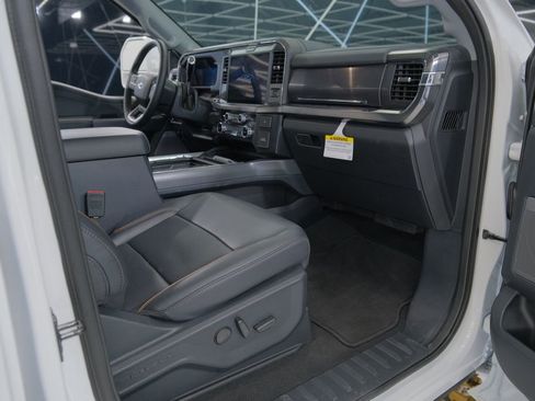 Used 2025 Ford F550 4x4 Crew Cab Super Duty image 51