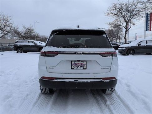 Used 2024 Jeep Grand Cherokee Laredo X image 4