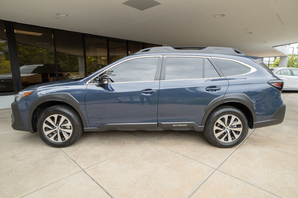 Certified 2025 Subaru Outback Premium AWD/4WD image 4