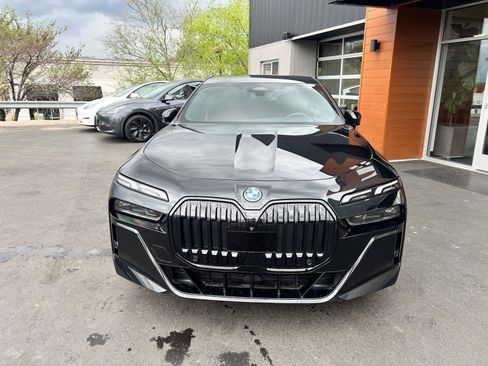 Used 2023 BMW i7 xDrive60 w/ Parking Assistance Package AWD/4WD image 2