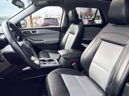 Used 2022 Ford Explorer XLT w/ Equipment Group 202A image 3