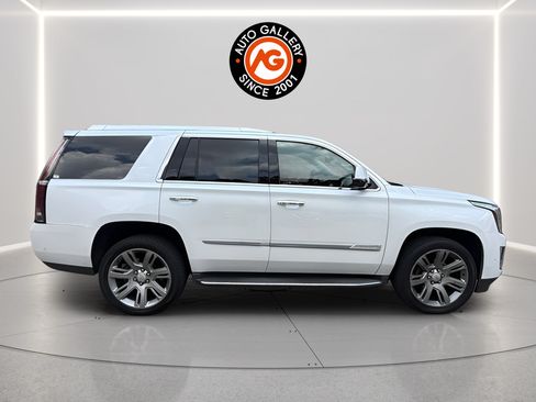 Used 2017 Cadillac Escalade Luxury AWD/4WD image 8