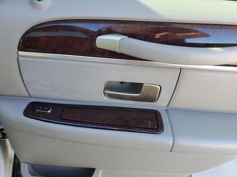 Used 2006 Lincoln Town Car Signature Limited image 32