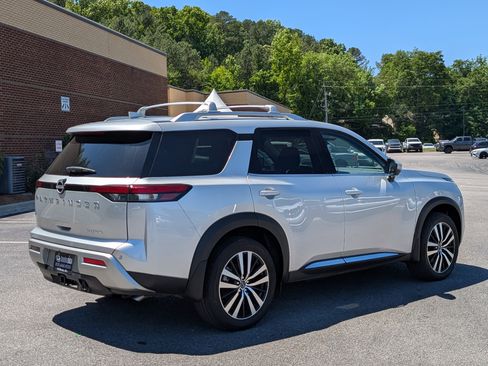 Used 2025 Nissan Pathfinder Platinum FWD image 9