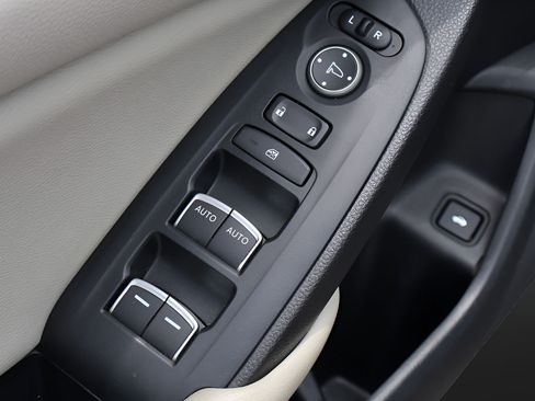 Used 2018 Honda Accord Touring image 11