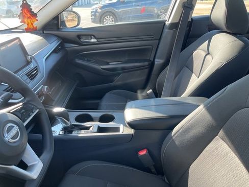 Used 2025 Nissan Altima 2.5 SV image 3