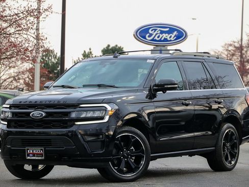 Used 2023 Ford Expedition Limited image 2