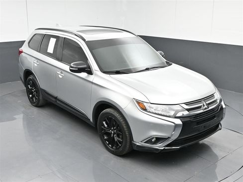 Used 2018 Mitsubishi Outlander SEL AWD/4WD image 24