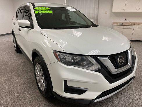 Used 2017 Nissan Rogue S image 3