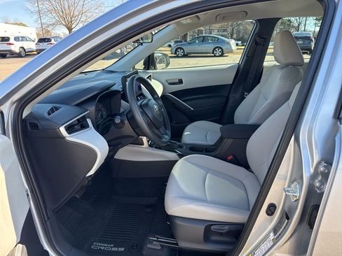 Used 2025 Toyota Corolla Cross L image 9