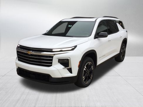 New 2027 Chevrolet Traverse LT w/ Sun and Wheel Package AWD/4WD image 2