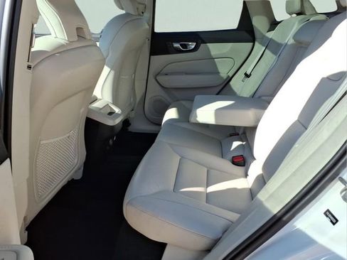 Used 2022 Volvo XC60 B5 Momentum image 23