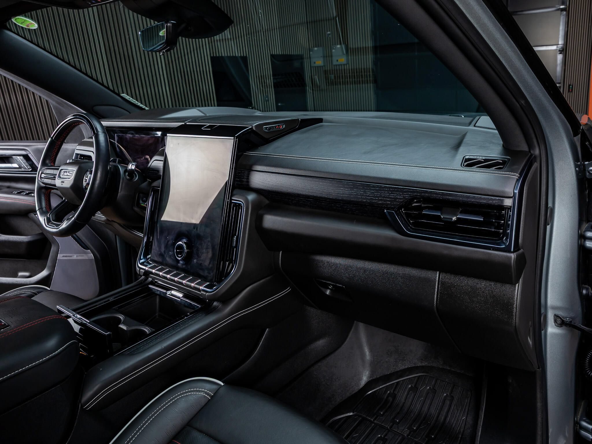 Used 2025 GMC Yukon AT4 Ultimate AWD/4WD image 15