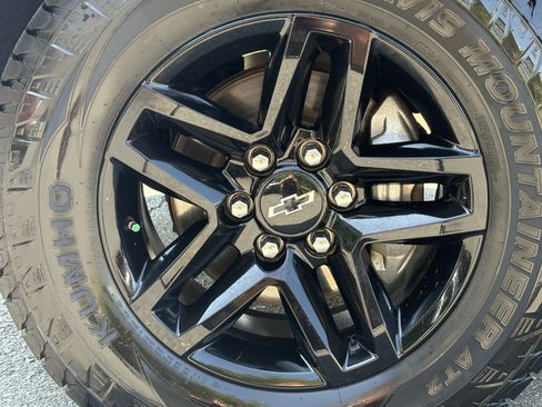 Used 2022 Chevrolet Silverado 1500 LT Trail Boss w/ LPO, Dark Essentials Package AWD/4WD image 8