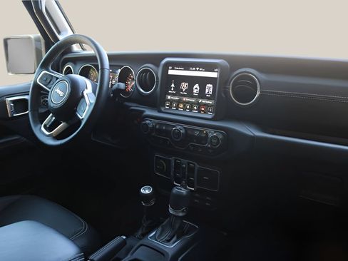 Used 2018 Jeep Wrangler Unlimited Sahara w/ Dual Top Group AWD/4WD image 20