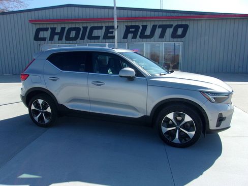 Used 2024 Volvo XC40 B5 Plus image 2