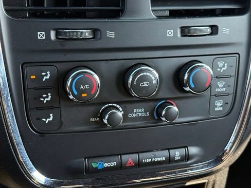 Used 2017 Dodge Grand Caravan SE FWD image 24