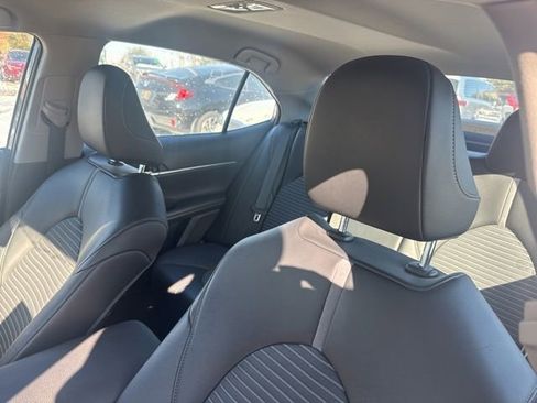 Used 2022 Toyota Camry SE image 9