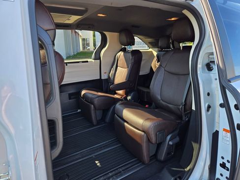 Used 2023 Toyota Sienna Platinum AWD/4WD image 21
