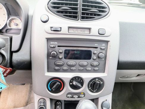Used 2004 Saturn Vue 2WD V6 w/ Safe & Sound Pkg image 40