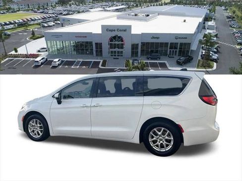 Certified 2023 Chrysler Pacifica Touring-L FWD image 9