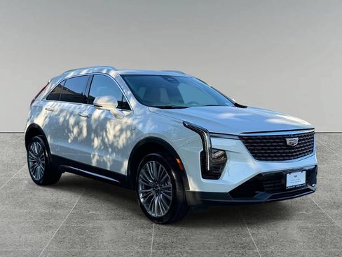 Used 2025 Cadillac XT4 Premium Luxury FWD image 9