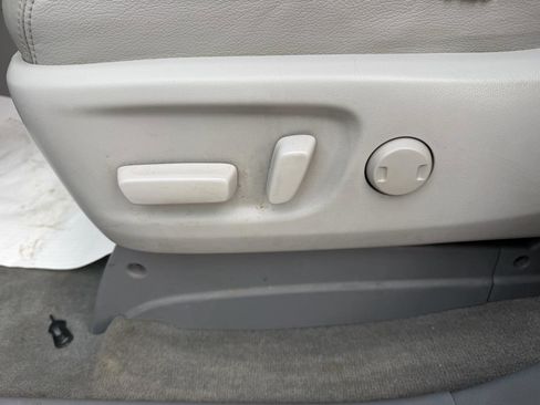 Used 2012 Toyota Sienna XLE w/ Entertainment Pkg FWD image 17