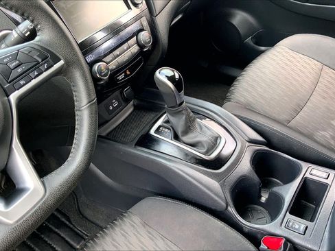Used 2020 Nissan Rogue SV FWD image 16