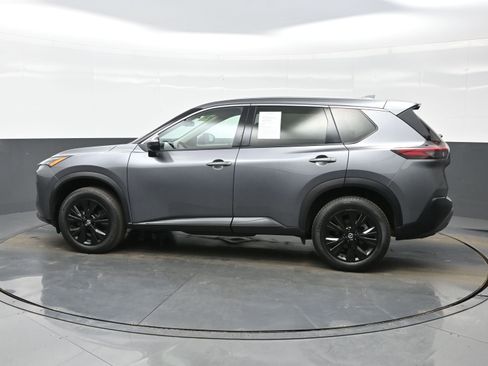 Used 2021 Nissan Rogue SV image 3