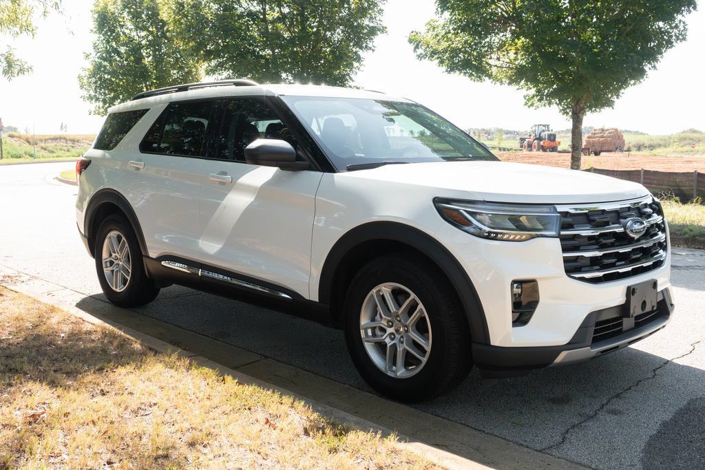 Used 2025 Ford Explorer Active w/ Active Comfort Package RWD image 5