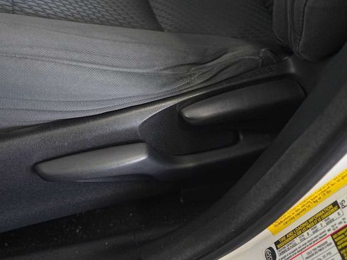 Used 2015 Toyota Highlander LE FWD image 12