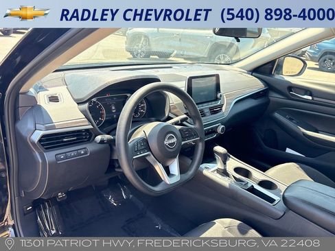Used 2025 Nissan Altima 2.5 SV FWD image 4