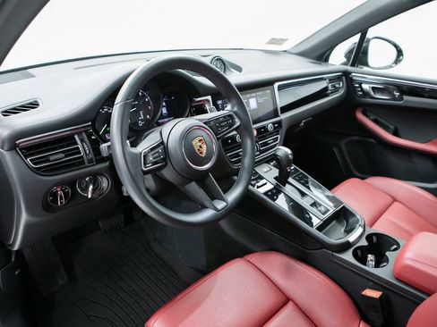 Certified 2025 Porsche Macan image 4