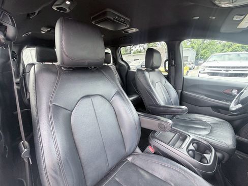 Used 2020 Chrysler Pacifica Touring-L FWD image 25