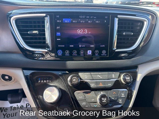 Used 2017 Chrysler Pacifica Touring-L FWD image 16