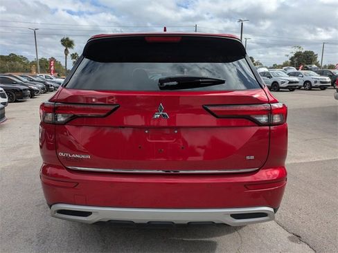 Used 2022 Mitsubishi Outlander SE image 5