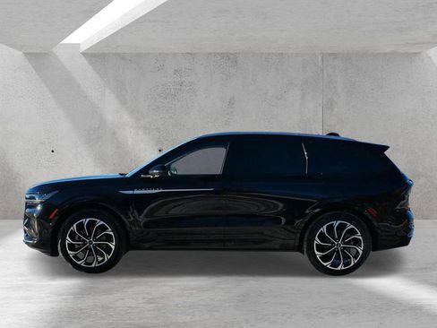 Used 2025 Lincoln Nautilus Reserve image 5