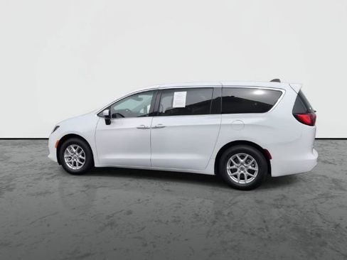 Used 2023 Chrysler Voyager LX FWD image 6